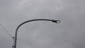 9月27日に道路の街路灯の取付工事を行いました。